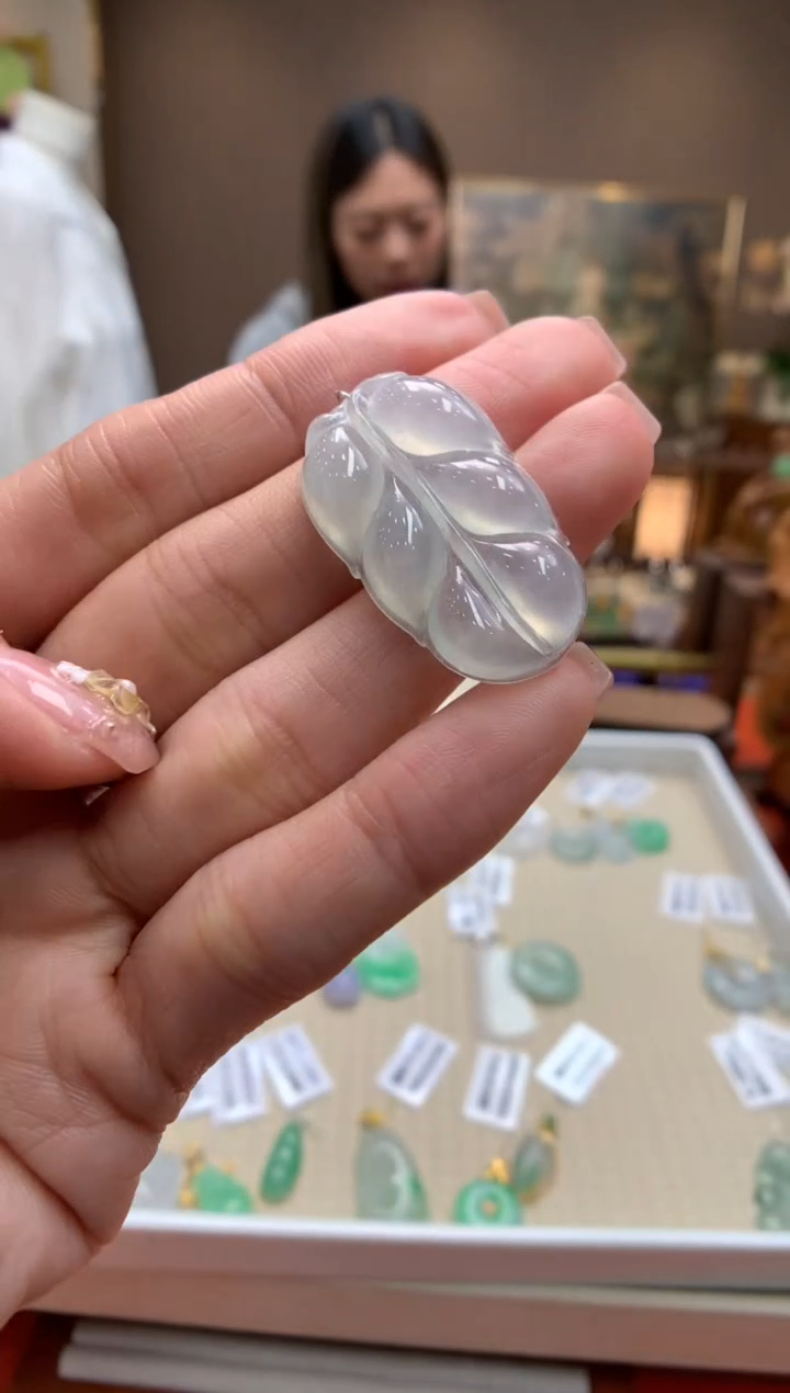 【闪购商品】翡翠颈饰未镶嵌叶子