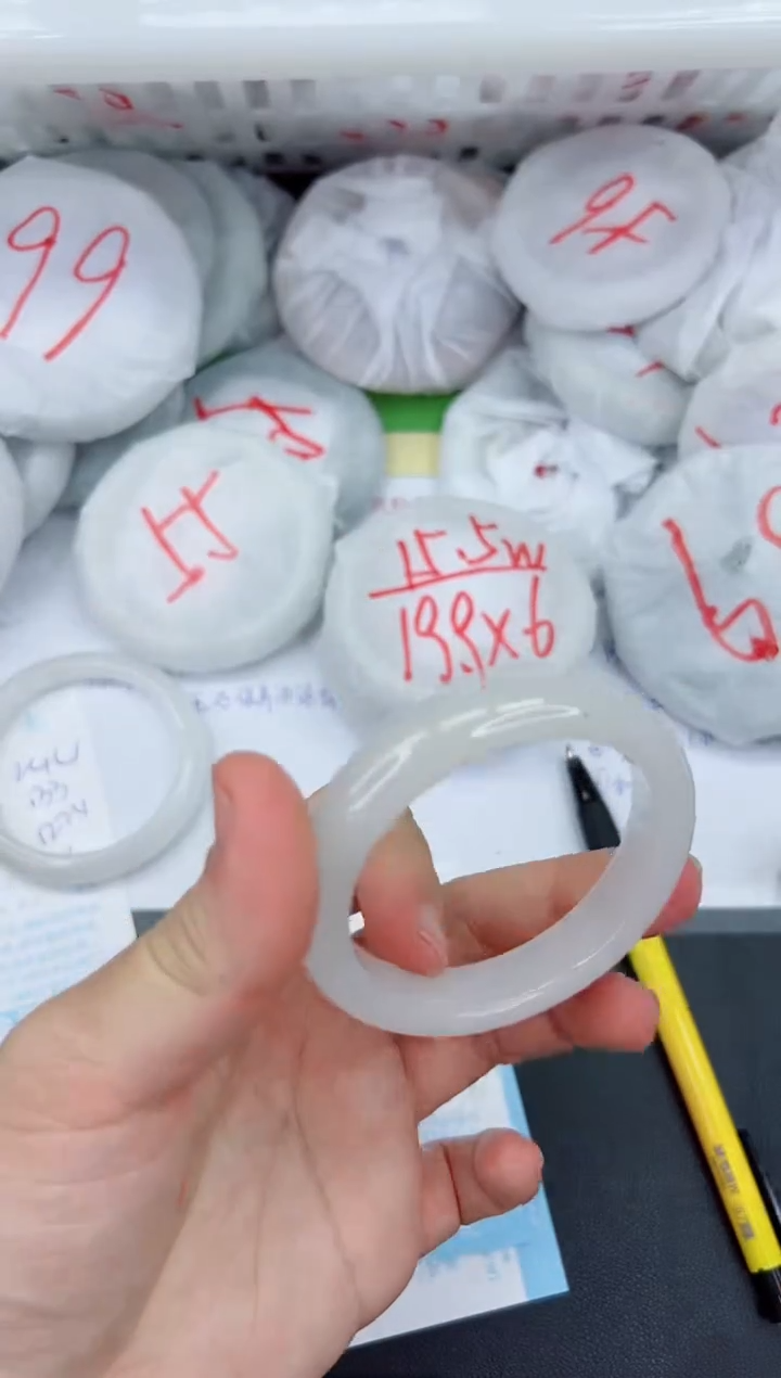 【闪购商品】石英质玉手镯未镶嵌245-52.1