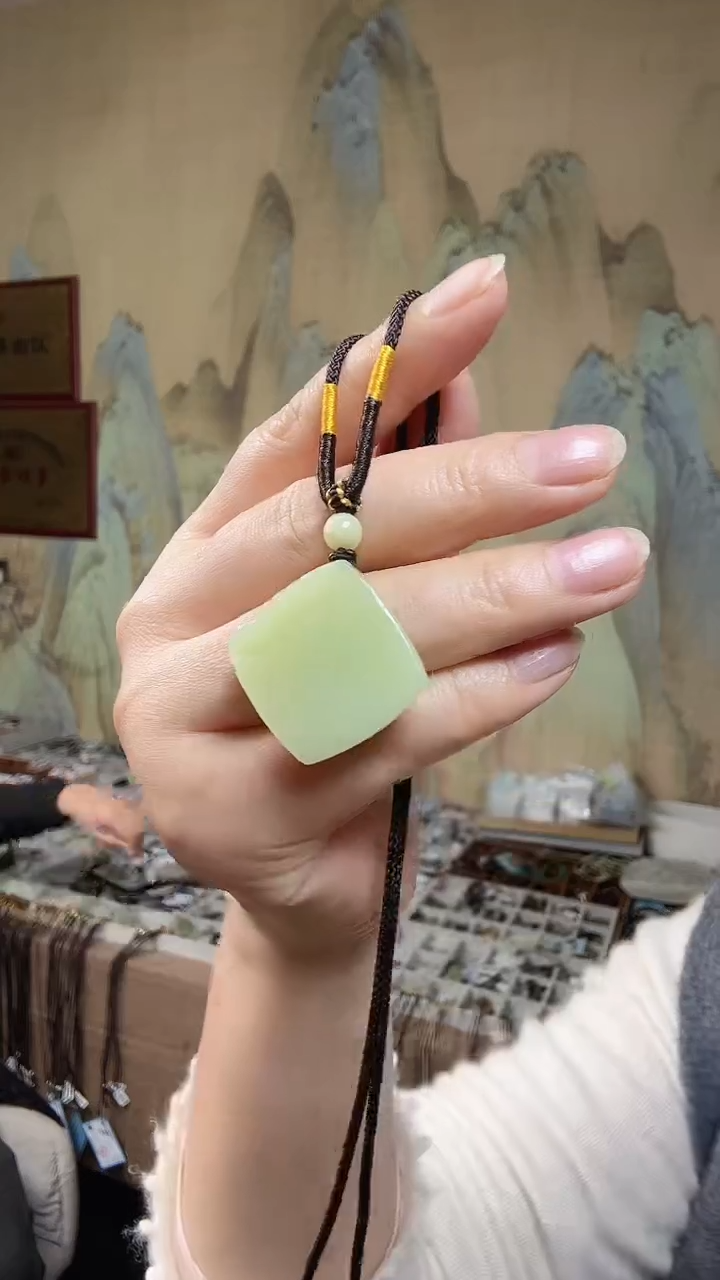 颈饰未镶嵌和田玉.