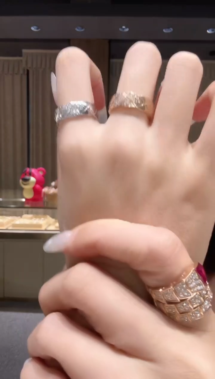 戒指18K金镶嵌钻石菱格 多样性发其一