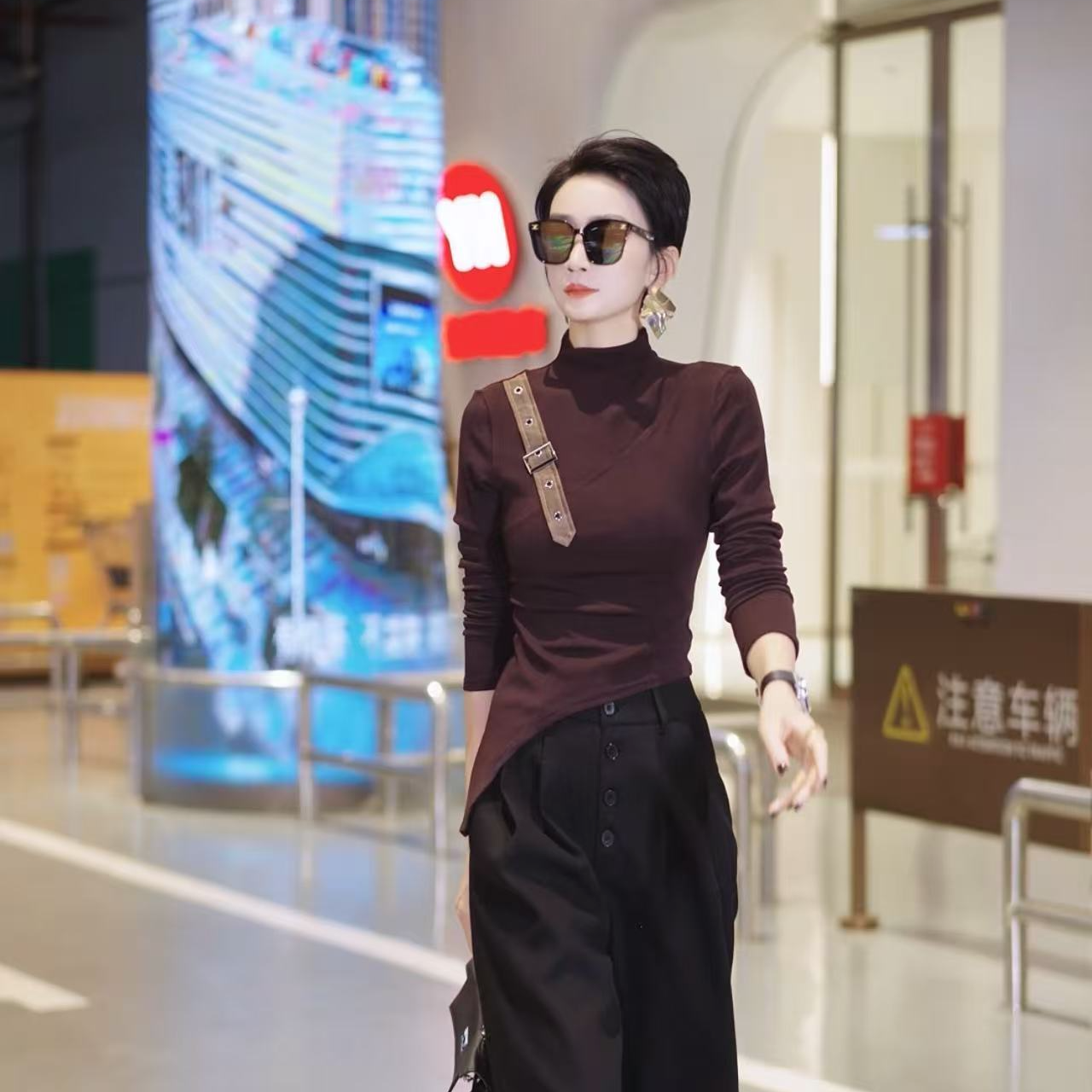 （玟萱推荐）时髦背带装饰不规则上衣