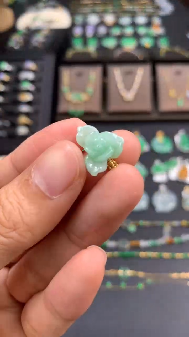 颈饰未镶嵌翡翠熊?18186