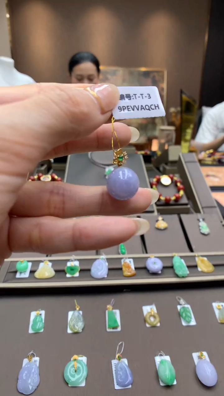 翡翠18K金镶嵌颈饰圆珠