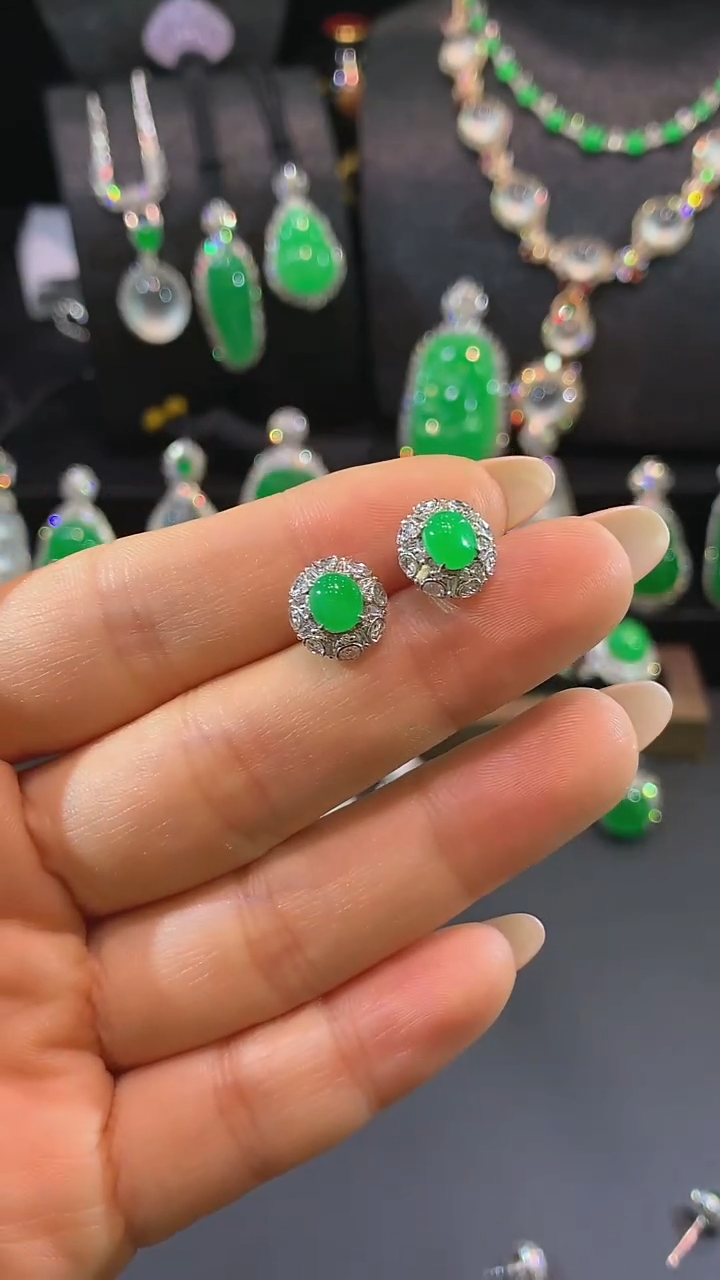 18K金镶嵌翡翠耳饰耳钉