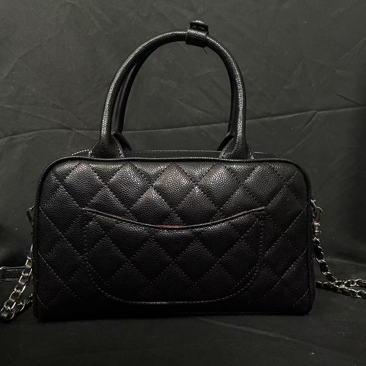 LQ-WITH-QUEEN真皮女包枕头保黑色-鱼