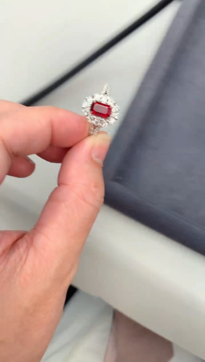 【闪购商品】红宝石戒指18K金镶嵌1.1ct无烧鸽血红戒指