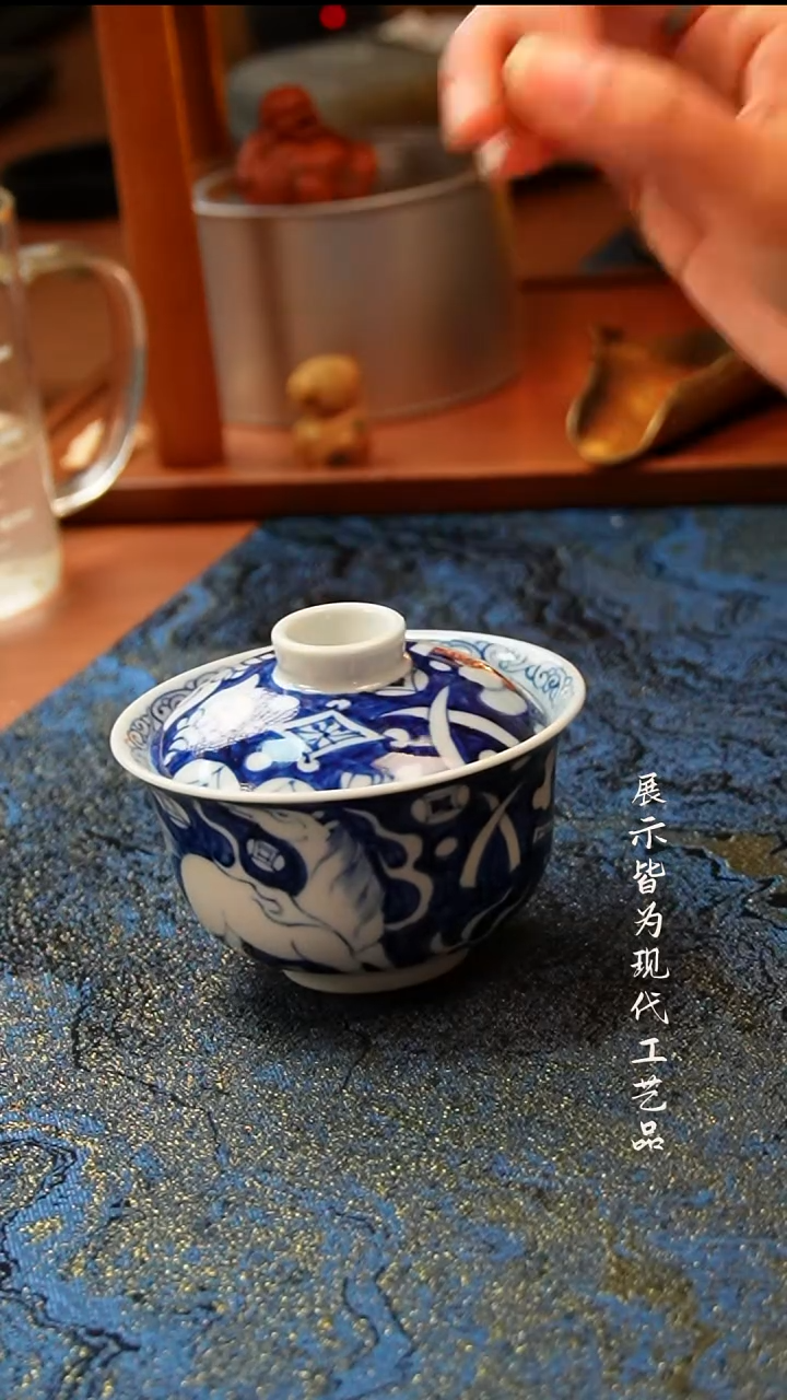 景德镇手工手绘天马元宝盖碗