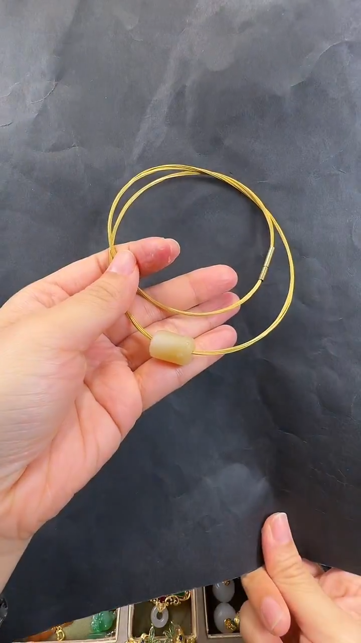 颈饰未镶嵌和田玉吊坠