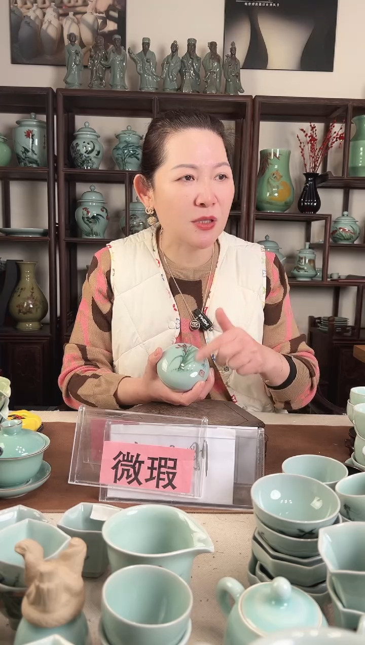 微瑕 釉中彩 兰花画 粉盒