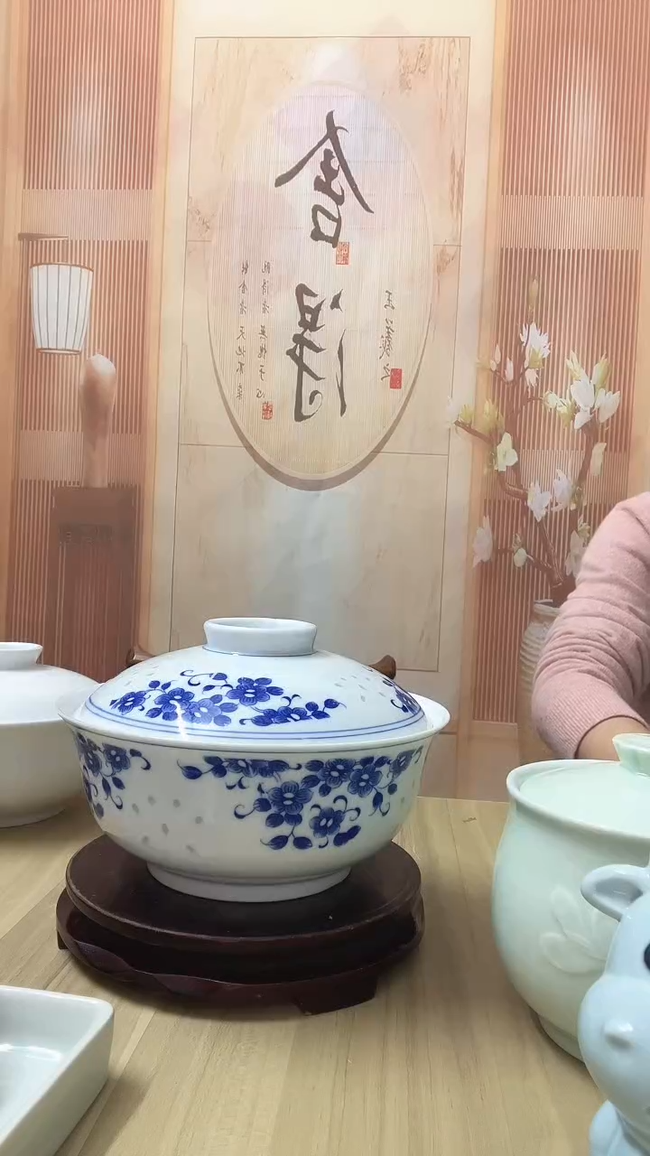 瓷前****灿厂瓷青花玲珑蝴蝶花8英寸盖碗一个（微瑕）