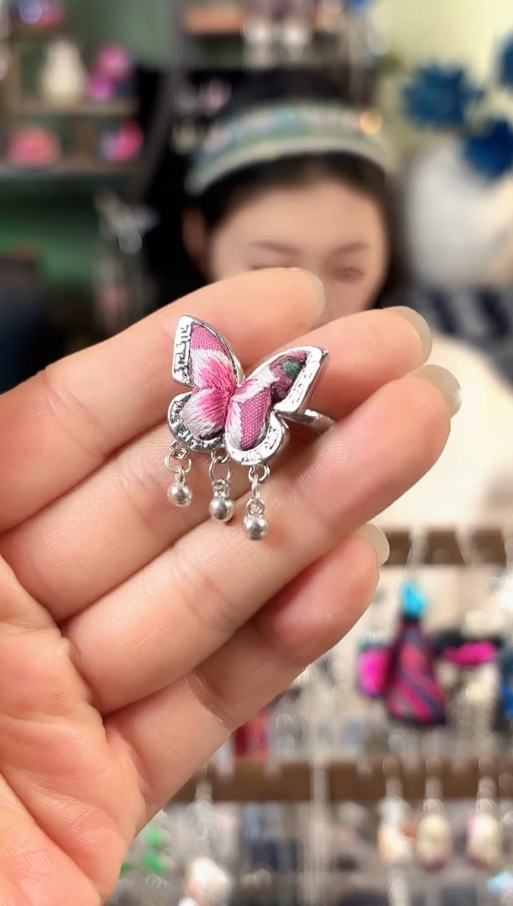 彩云南阁非遗老绣饰品006*