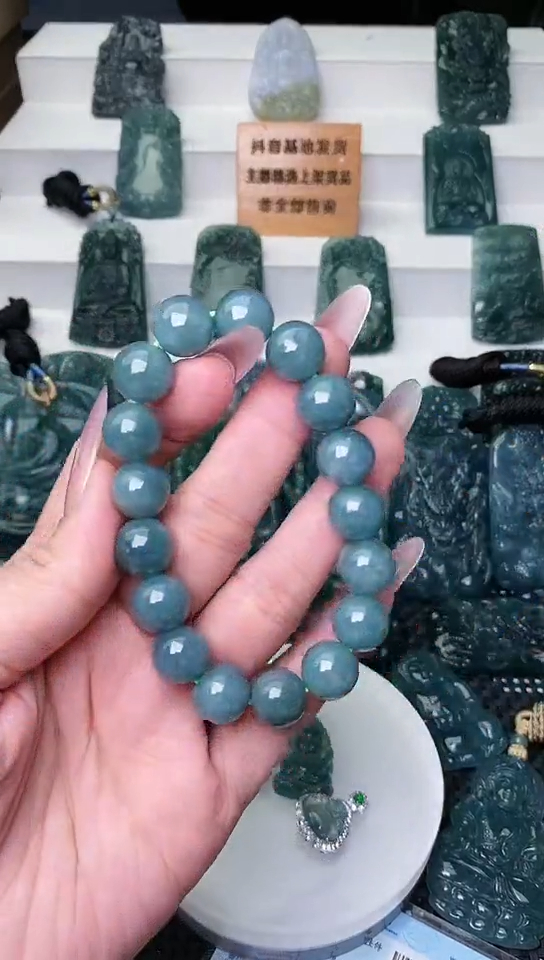 颈饰未镶嵌翡翠 