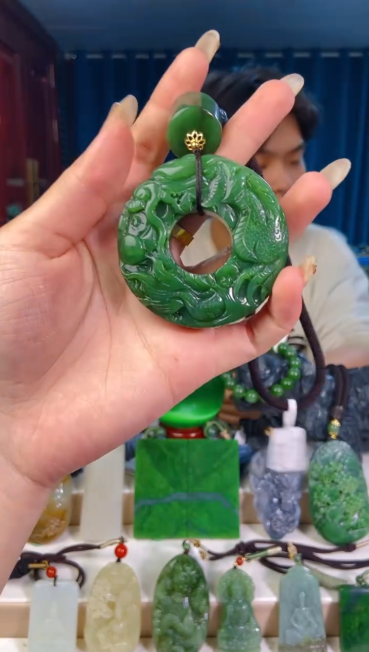 和田玉未镶嵌颈饰1