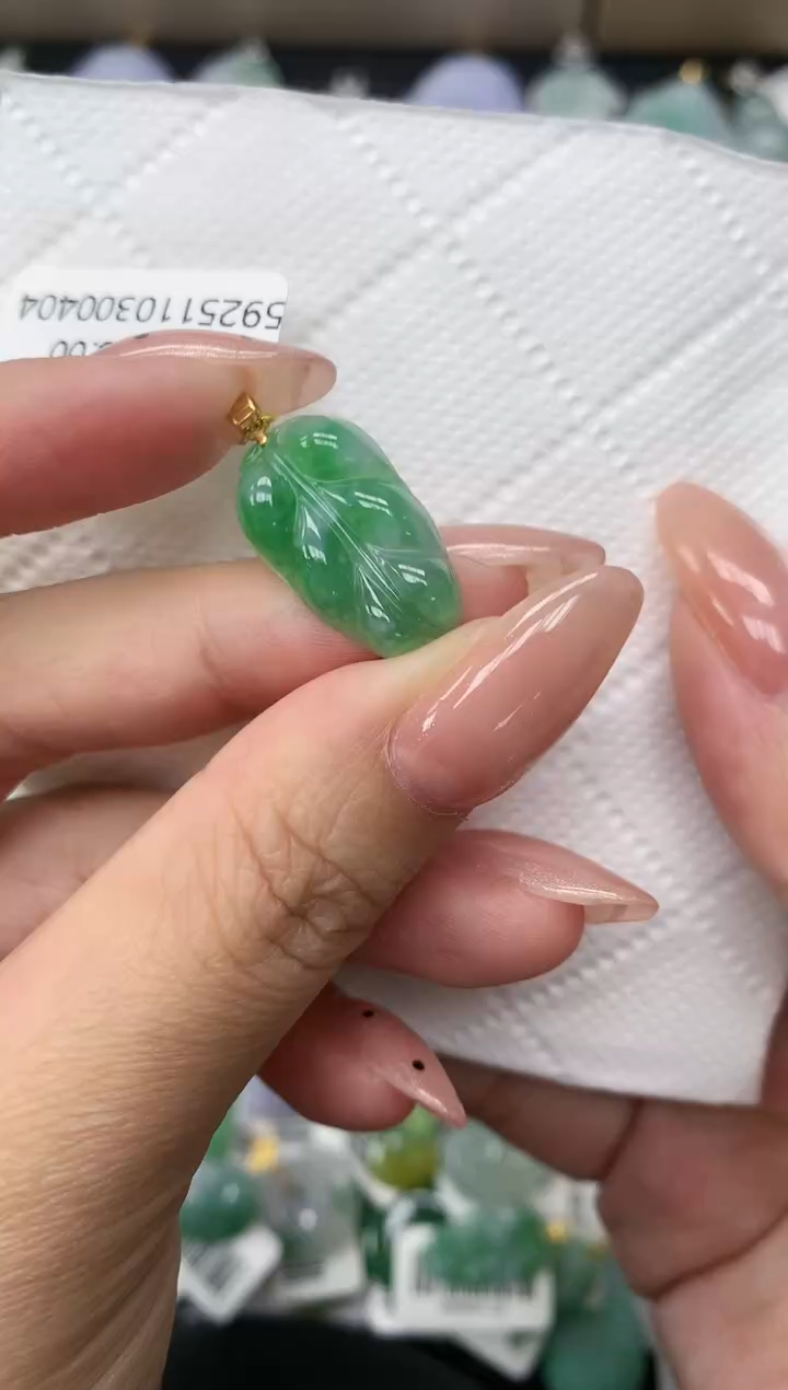 颈饰18K金镶嵌翡翠1111111111