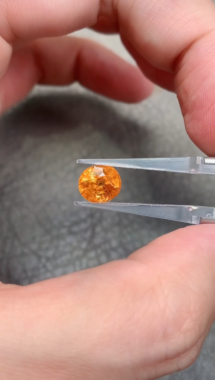 【闪购商品】石榴石（芬达石）裸石未镶嵌3.23ct 椭圆