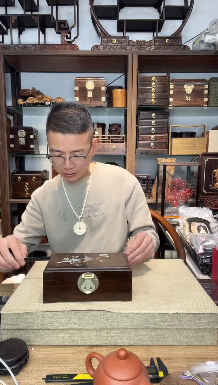 乌木类书架778 大红酸枝嵌螺钿独板首饰盒