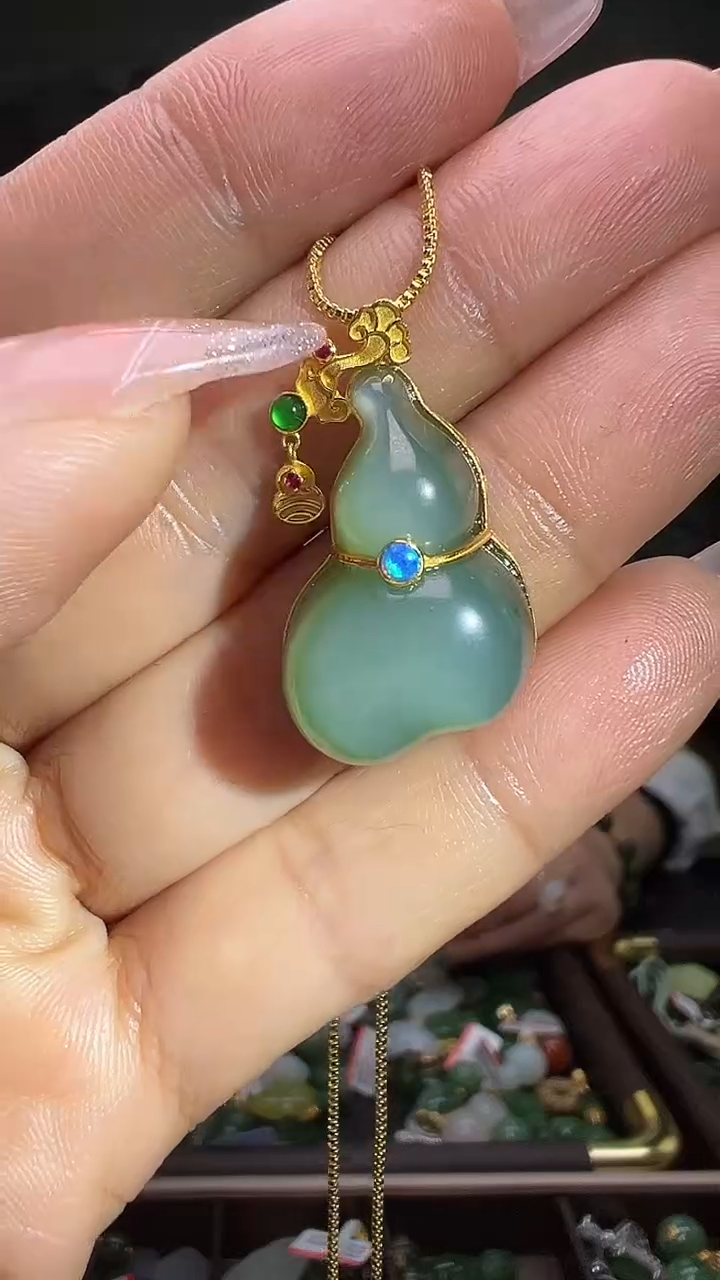 颈饰18K金镶嵌和田玉（多样性发货.发其一)12.10.30