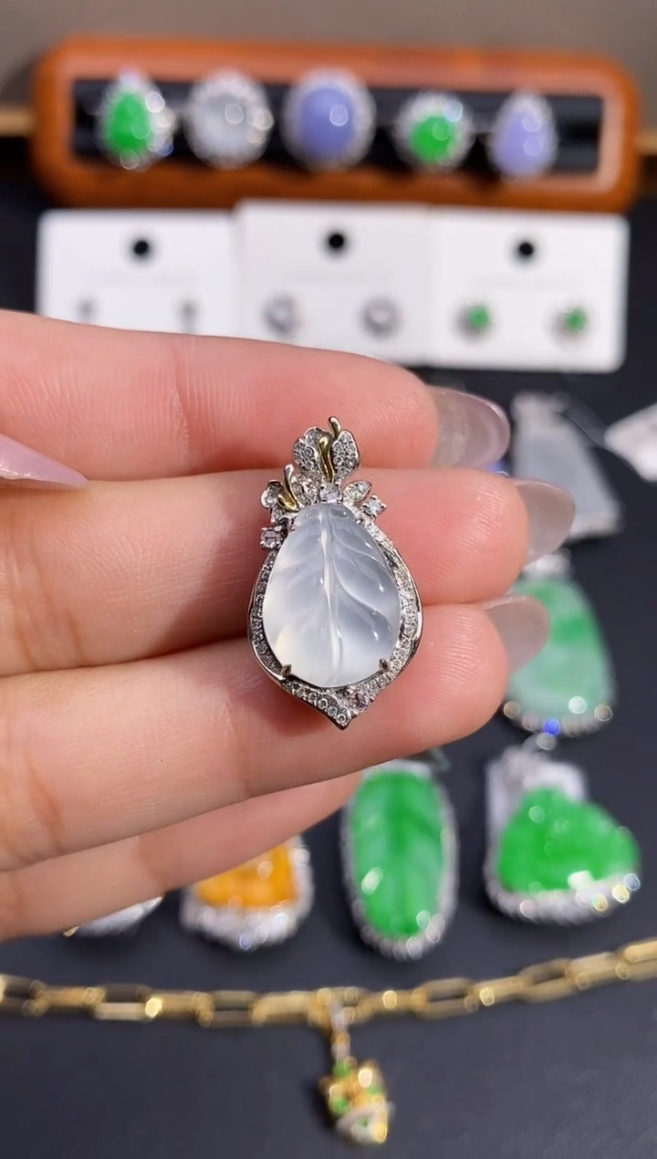 【闪购商品】翡翠颈饰18K金镶嵌吊坠