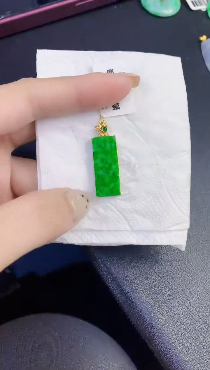 颈饰18K金镶嵌翡翠缅甸天然翡翠A货