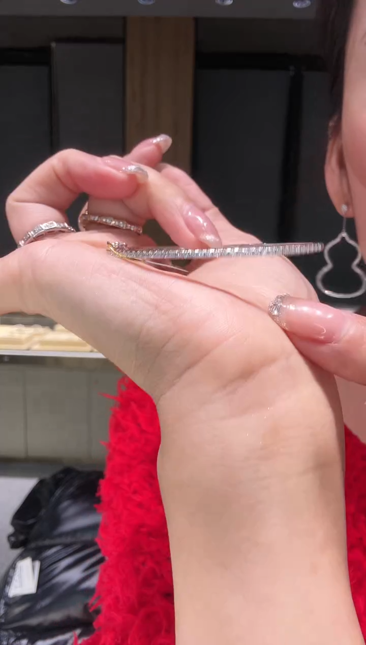 【闪购商品】钻石手镯18K金镶嵌排钻