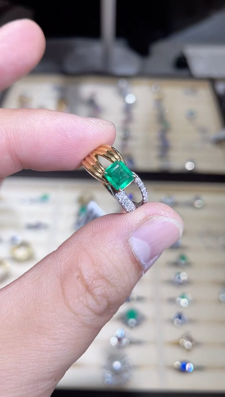 【闪购商品】祖母绿戒指18K金镶嵌0.89ct