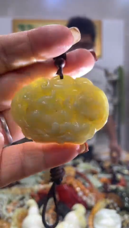 未镶嵌蛇纹石玉吊坠   