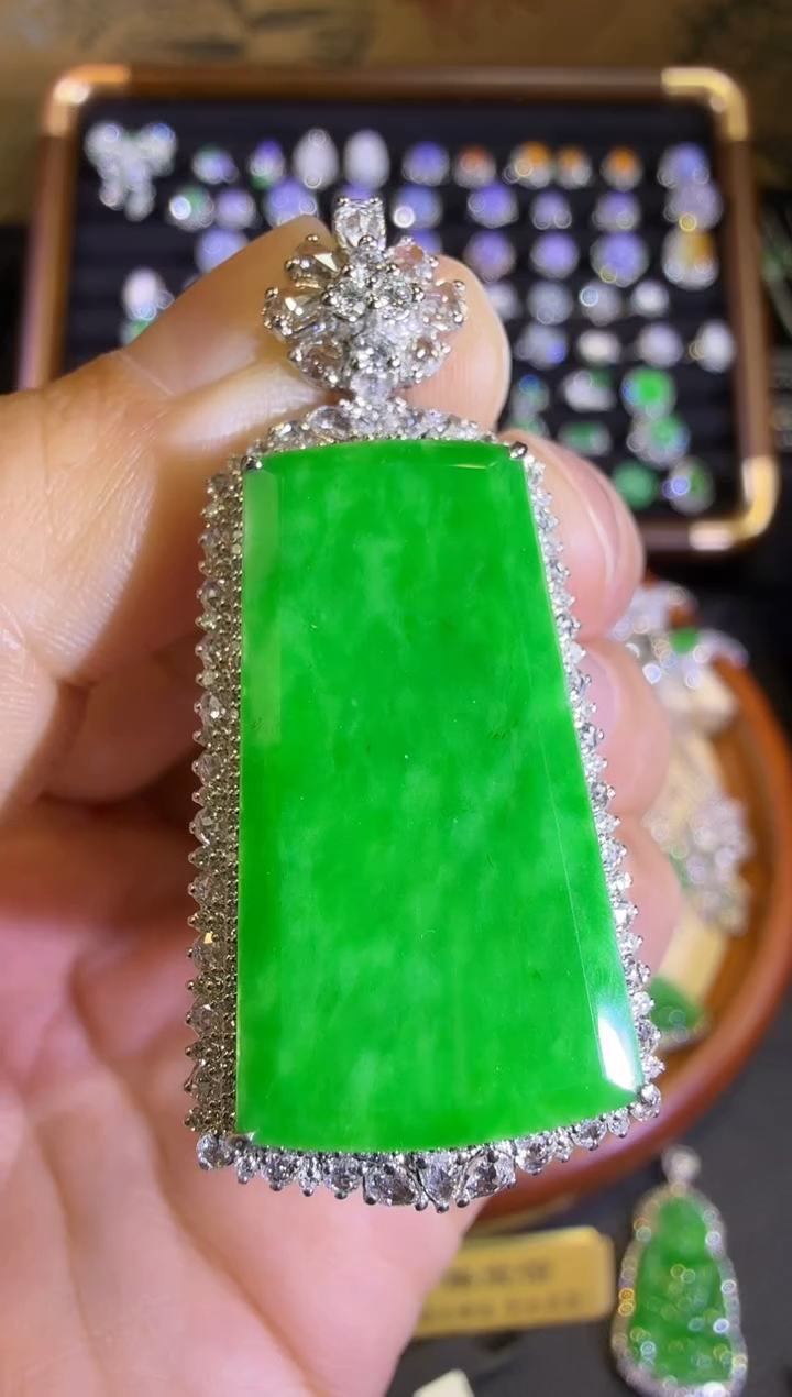 【闪购商品】翡翠吊坠(赠链)18K金镶嵌正阳满绿无事牌吊坠