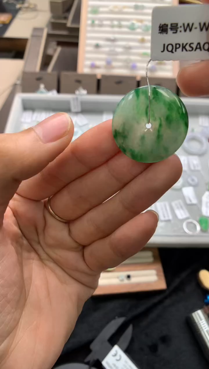 颈饰未镶嵌翡翠平安扣