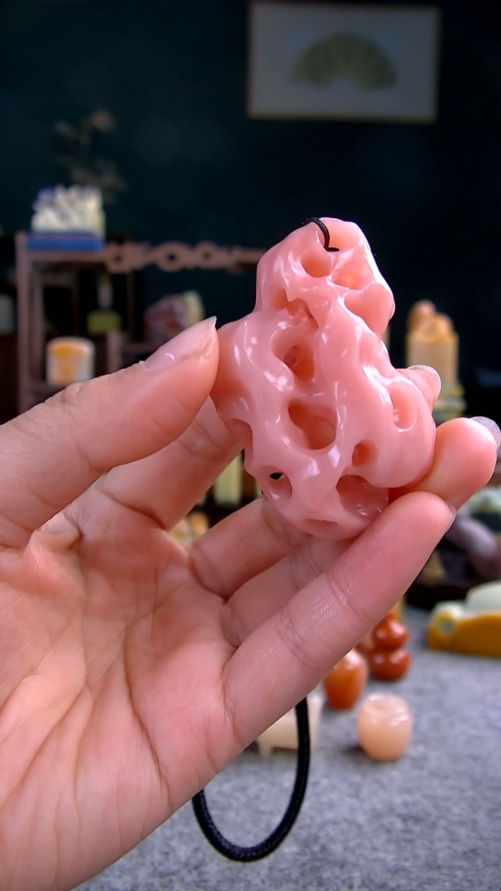 【闪购商品】云南石龙蛋粉太湖石手把件4*5.8*2.3