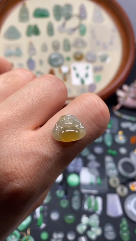 翡翠未镶嵌颈饰冰黄翡佛公/芬