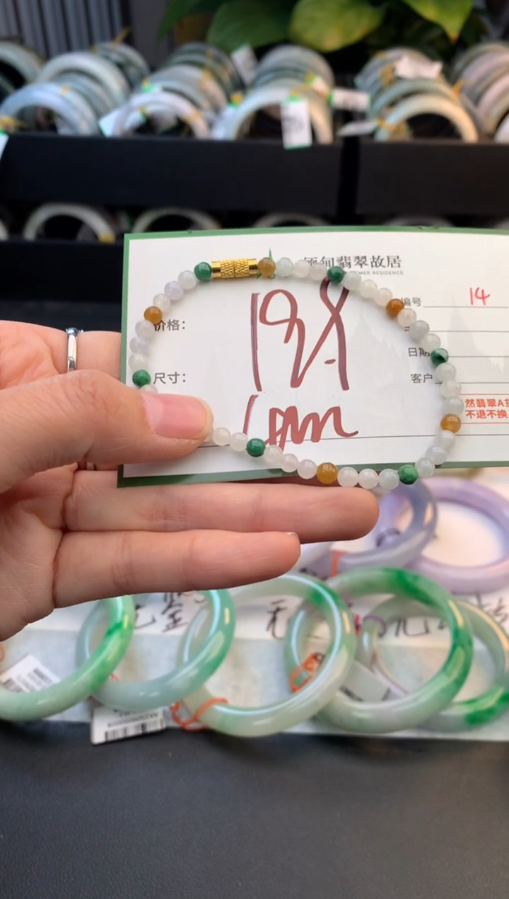 未镶嵌手链翡翠遇***?毛货需精细抛光+多人