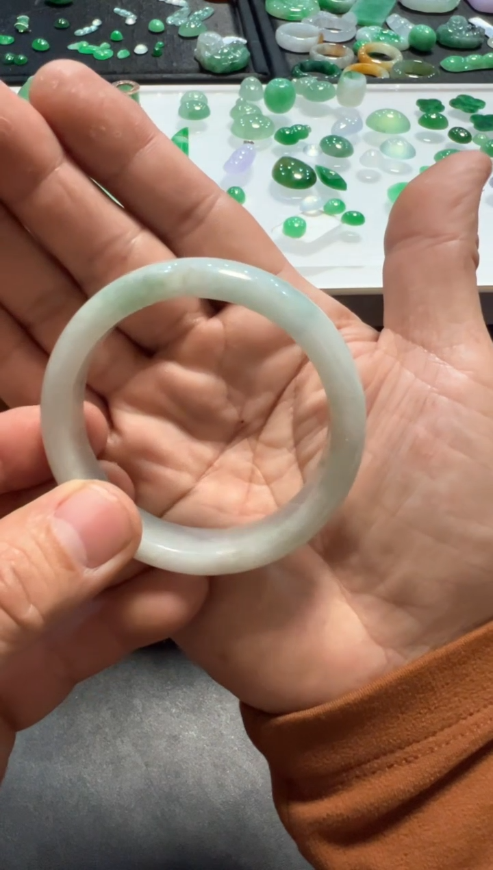 【闪购商品】翡翠手镯未镶嵌飘花正圈