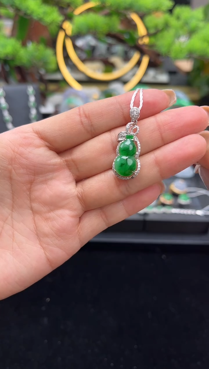 颈饰18K金镶嵌翡翠吊坠