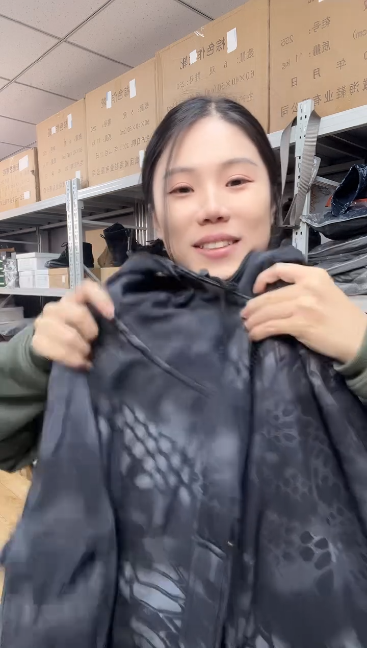 黑色蟒纹冲锋衣套装1套