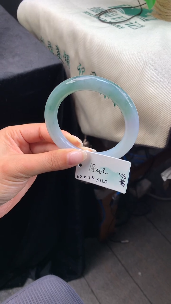 【闪购商品】翡翠手镯未镶嵌 #情人节#送礼，下单联系客服核对地址~