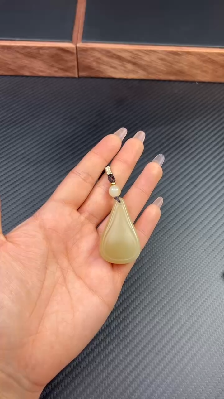【闪购商品】和田玉吊坠(赠链)未镶嵌且末微色差迪克兰一细