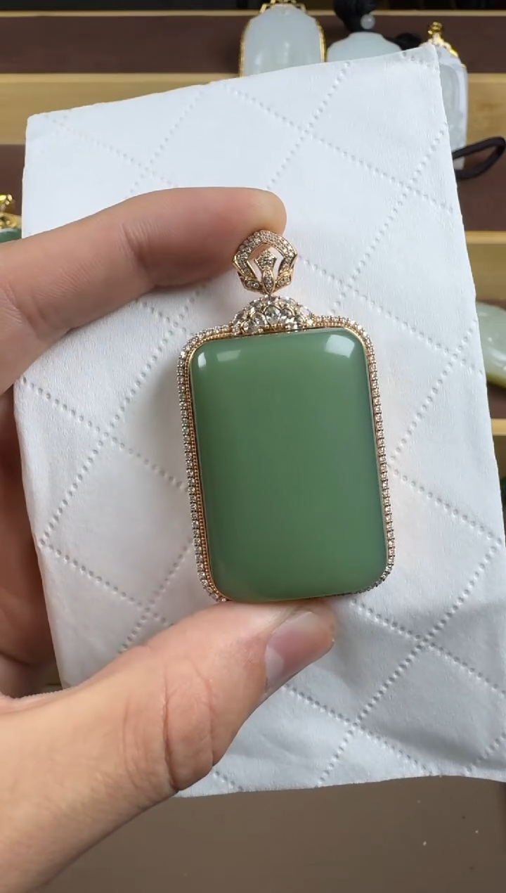 颈饰18K金镶嵌和田玉5