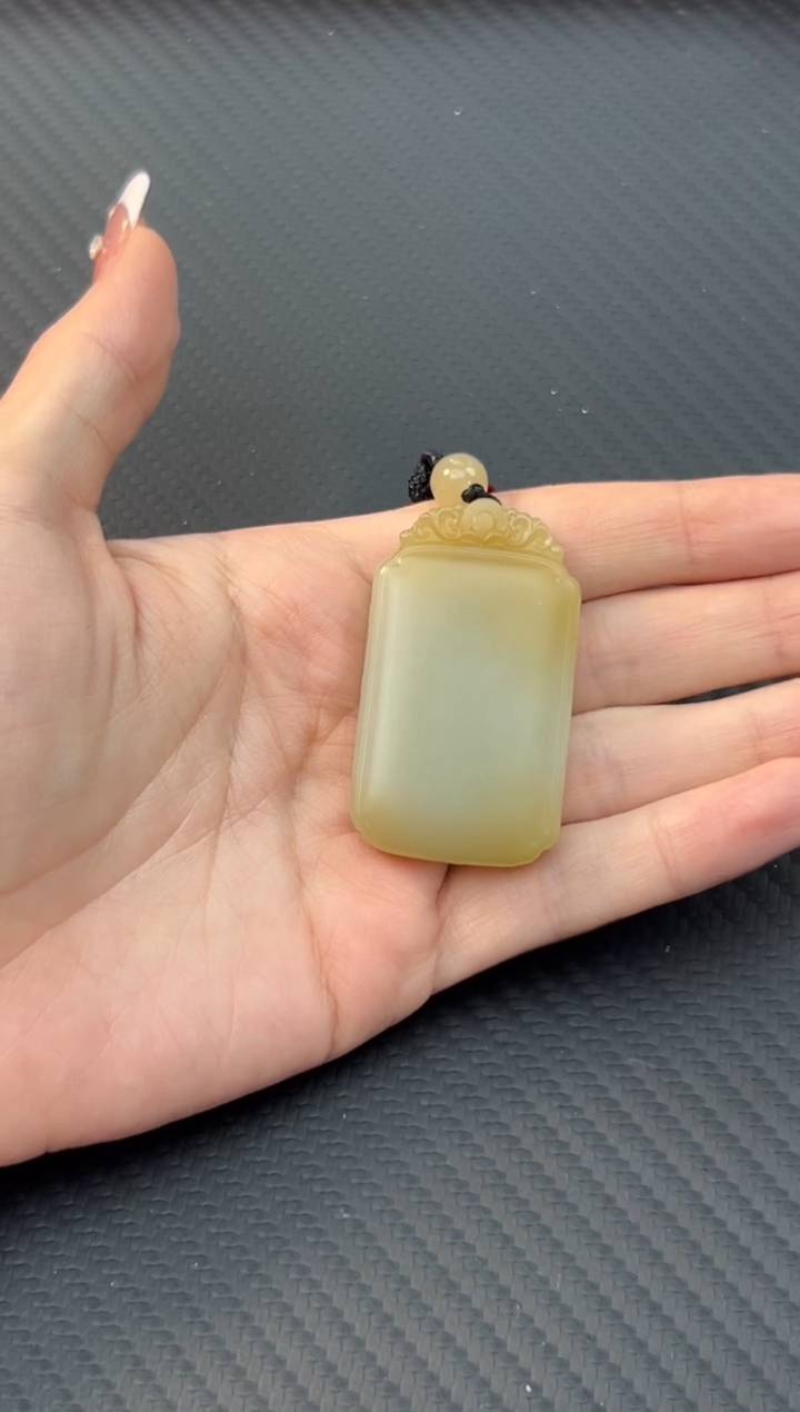 【闪购商品】和田玉吊坠(赠链)未镶嵌且末微色差迪克兰吊坠