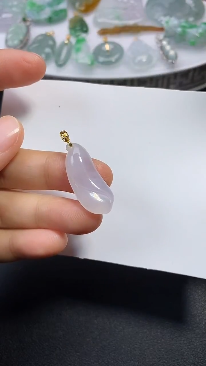 颈饰18K金镶嵌翡翠吊坠