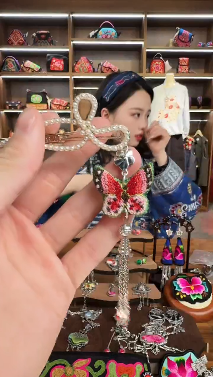 【闪购商品】织绣183蒙阿苏苗绣传承