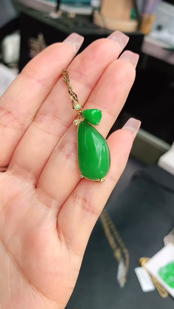 颈饰18K金镶嵌翡翠赠礼盒证书