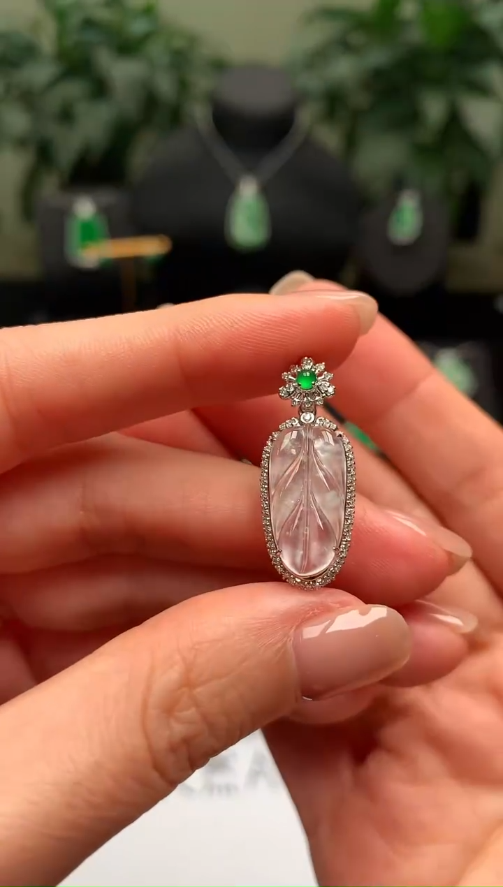 颈饰18K金镶嵌翡翠叶子