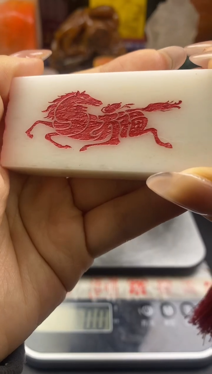 寿山石印石白芙蓉马上有福手牌-鸿福