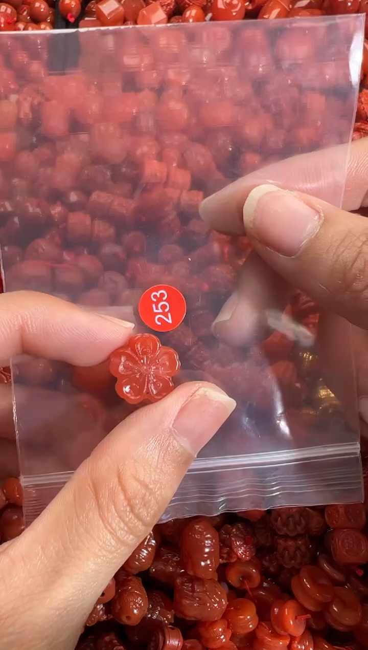 南红玛瑙未镶嵌颈饰1