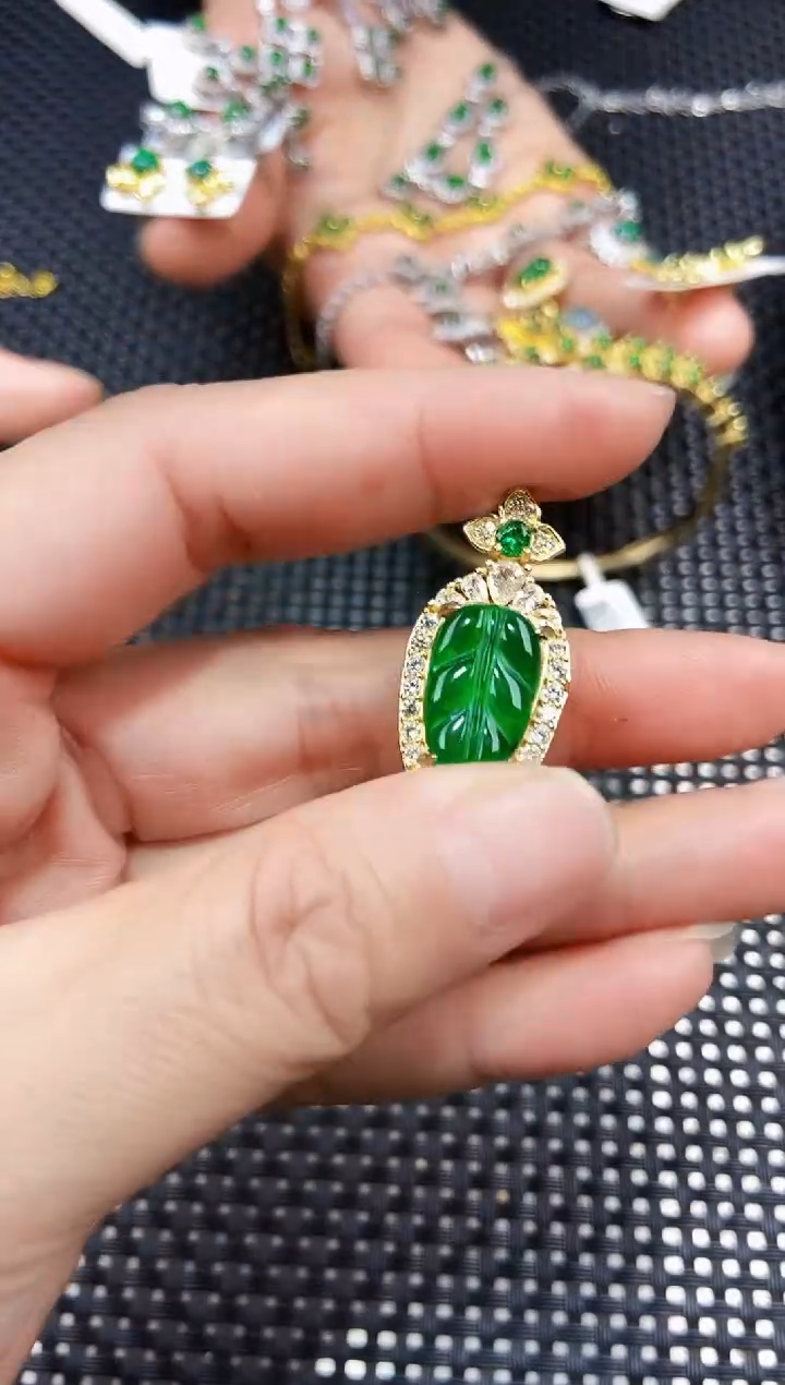 【闪购商品】翡翠颈饰未镶嵌1111111111