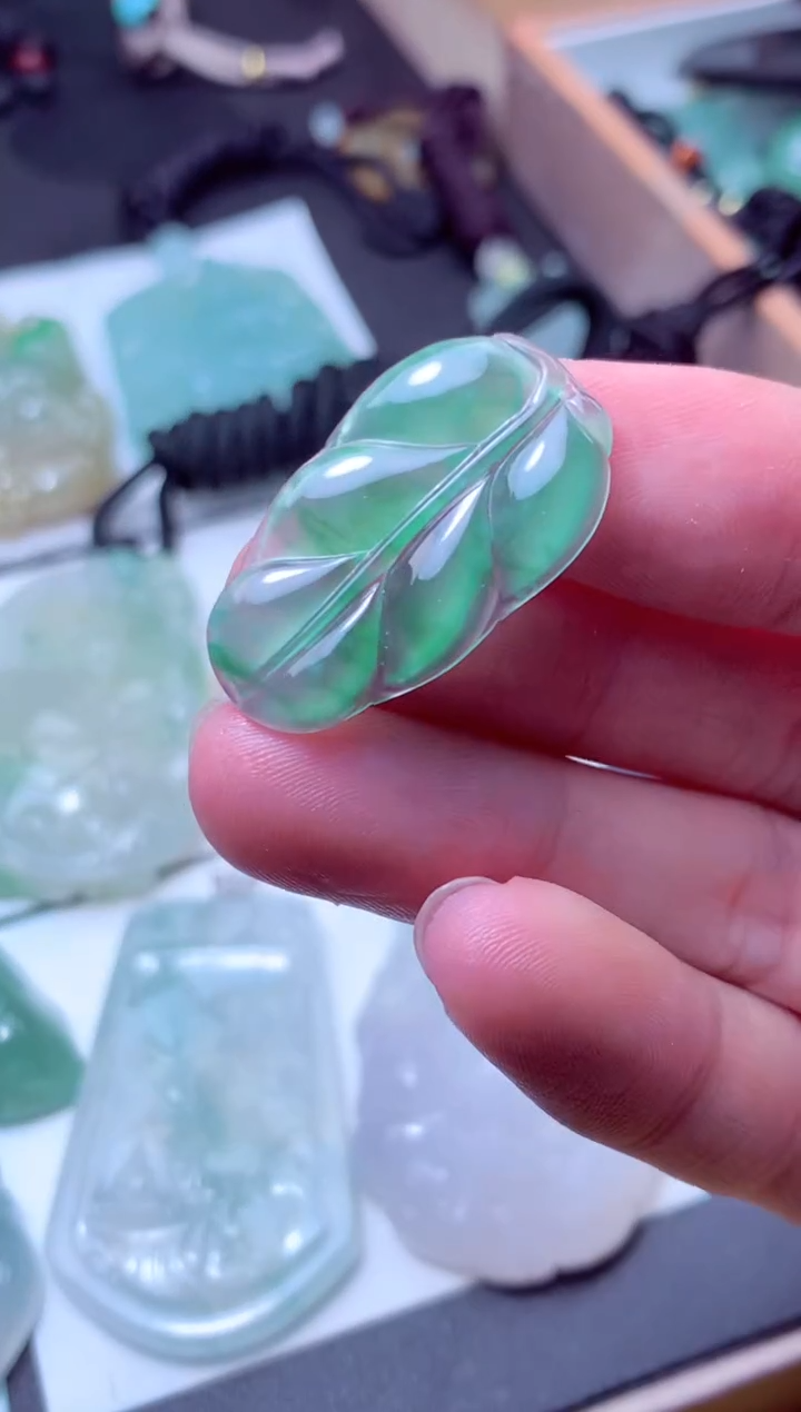 颈饰未镶嵌翡翠天然A货翡翠 天然A货翡翠天然翡翠多样性发货 发一