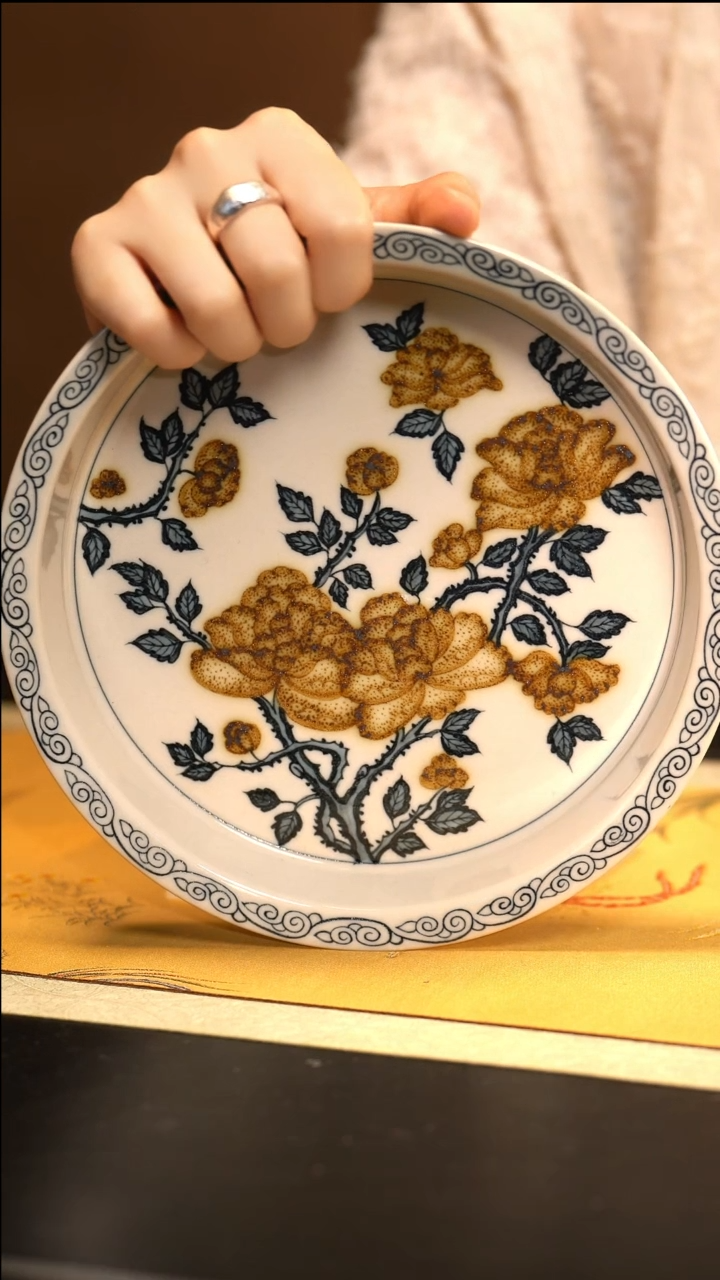 Q立勤堂青花釉里金折枝改瑰壶承