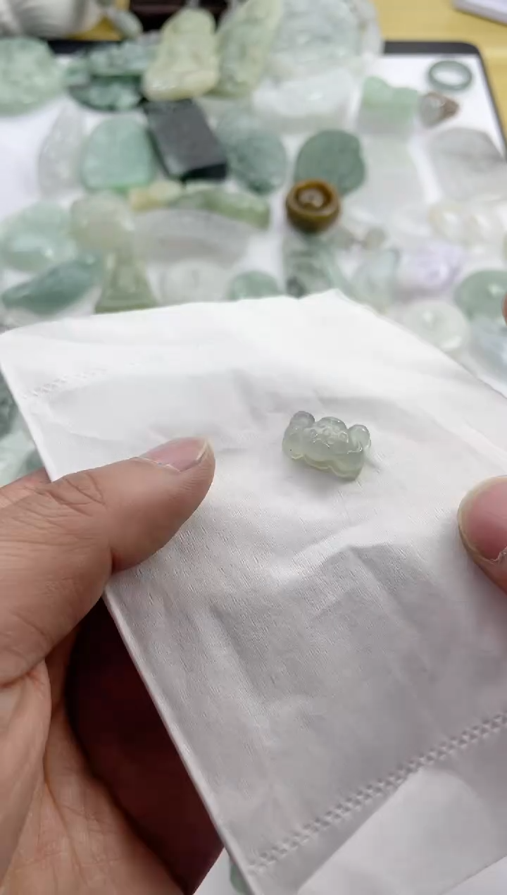 【闪购商品】翡翠颈饰未镶嵌花