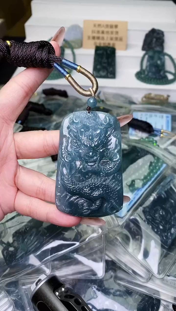 颈饰未镶嵌翡翠 