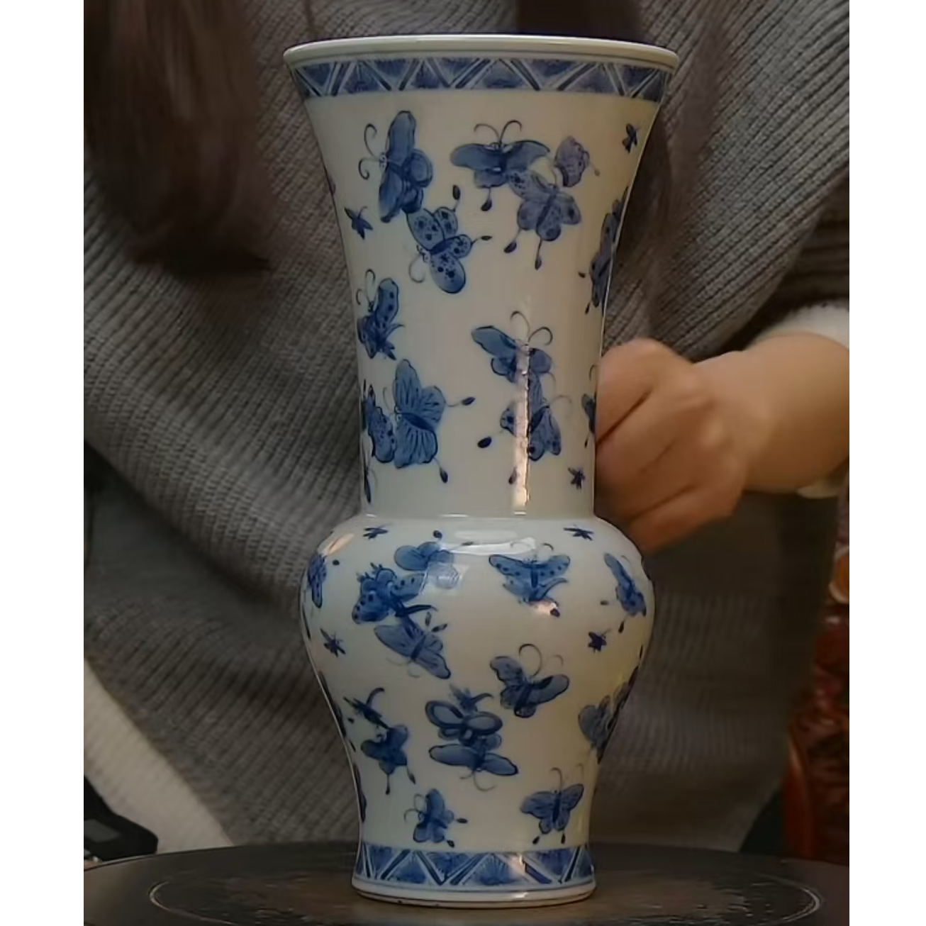清   百蝶青花赏瓶